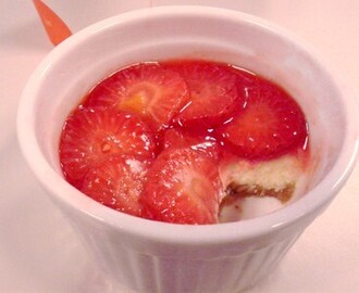 Små jordgubbscheesecakes i ramekinformar