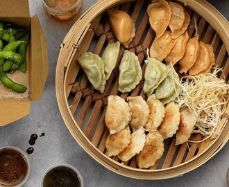 Vegetariska dumplings med dippsås, edamamebönor och vitkålsslaw