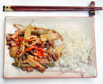 Enkel kinesisk wok med fläskkött och ingefära