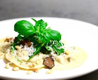 Hemgjord ravioli med skogssvamp, krämig vitvinssås, rostade pinjenötter 