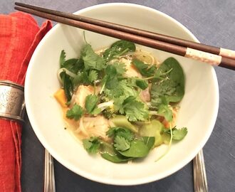 Asiatisk buljong med lax, spenat & broccoli