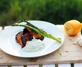 Sötpotatis, sparris och marinerad tofu från grillen med tzatziki