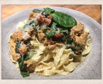 FÄRSK HEMMAGJORD PASTA & KYCKLINGGRYTA MED PARMESAN, SOLTORKADE TOMATER OCH FÄRSK SPENAT