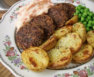 Quinoa- och valnötsbiffar med rostad potatis och morotstzatziki