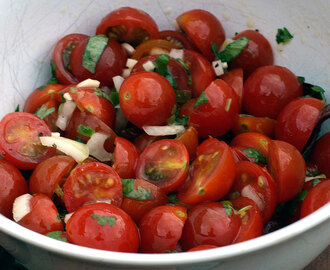 Grillad ryggbiff med korianderkryddade tomater