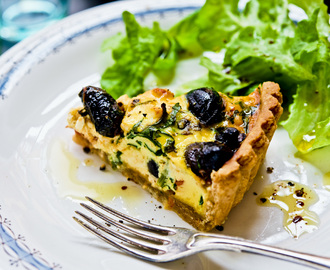 Fetaostpaj med oliver och soltorkade tomater