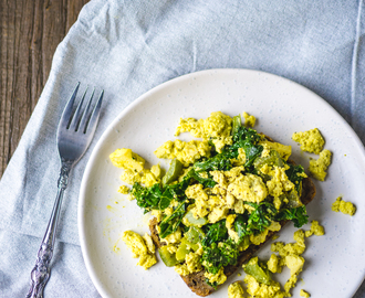 Tofu scramble with kale and bell pepper