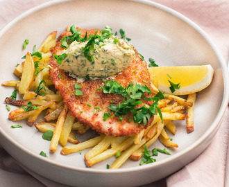 Krispig kycklingschnitzel med vispat örtsmör och pommes