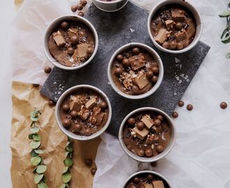 Chocolate Pudding Cups with Chocolate Sauce, Banana & Peanutbutter Caramel Bar