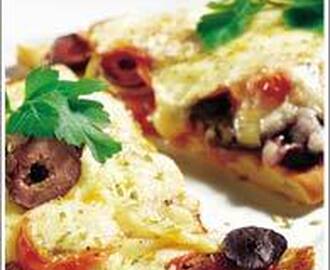 Pizzamacka med tomater, räkor, oliver och ost