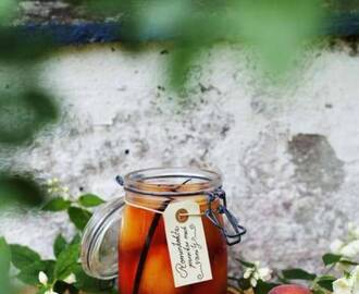 Rominkokta persikor med vanilj
