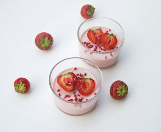 Yoghurt och jordgubbspannacotta