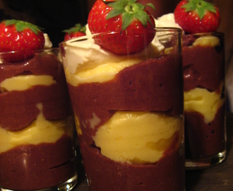 Chokladpudding och vaniljsås i glas