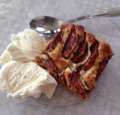 Kladdkaka med äpple och kanel