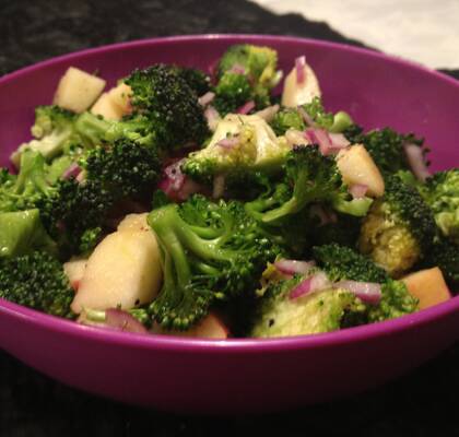 Sallad på broccoli, rödlök och äpple