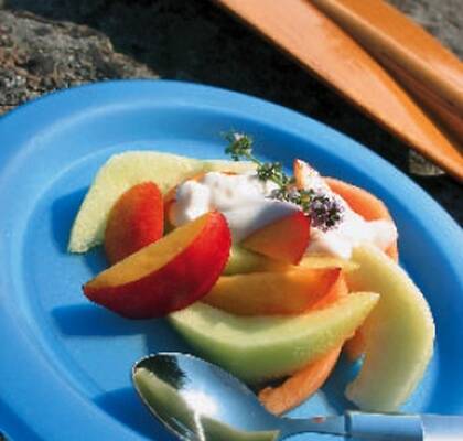 Melon- och nektarinbitar med vinyoghurt