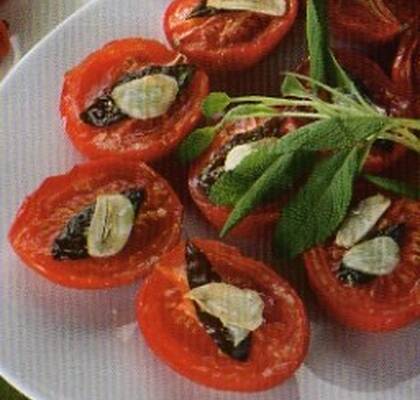 Salvia och vitlöksbakade tomater