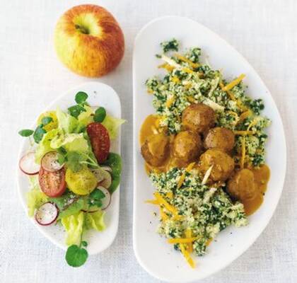 Tomatgryta med köttbullar och grön couscous