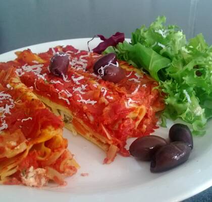 Spenat- och fetafyllda cannelloni med tomatsås