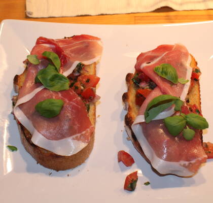 Bruschetta med tomat och serranoskinka