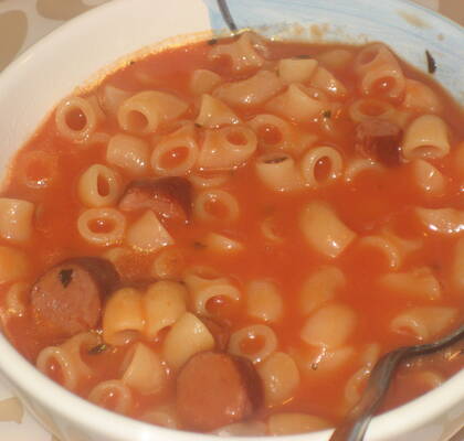 Tomatsoppa med pasta och korv