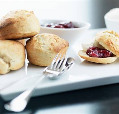 Vaniljscones med jordgubbssylt och vispad grädde