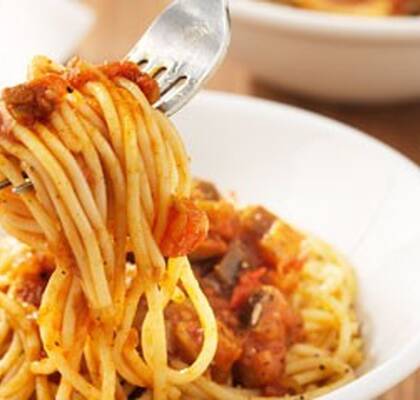Spaghetti med aubergine och tomatsås