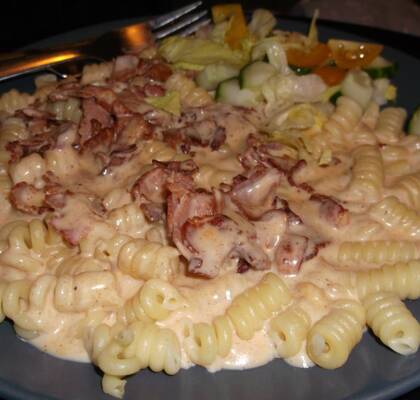 Vitlöksdoftande baconpasta i salamisås