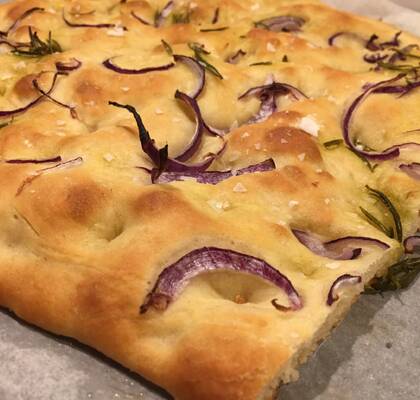 Focaccia med rosmarinolja och rödlök