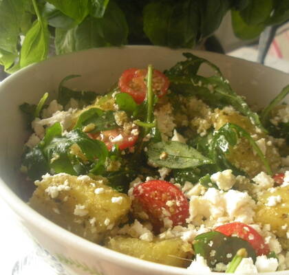 Potatissallad med pesto och fetaost