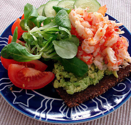 Kräftstjärtar och avokado på rågbröd