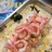 Ugnsbakad torsk eller hoki med spenat, samt  ägg- och persiljesås, toppad med lyxiga handskalade räkor