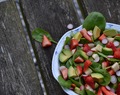 Spinatsalat med jordbær og avocado