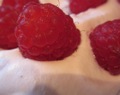 Sprød nøddelagkage med hindbærskum