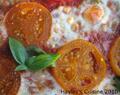 Tomaatti-mozzarellapizza oransseilla tomaateilla