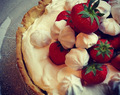 Lazy lemon, cream, strawberry and meringue pie eller sitronpai med krem, marengs og jordbær