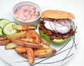 BBQ pulled jackfruit-burger med coleslaw og båtpoteter