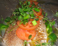 Foliebakad torsk med tapenade, purjolök, timjan och skivade tomater