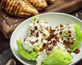 Salladsklyftor med blue cheese-dressing och bacon