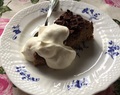 Chokladig glutenfri kaka med karamelltopping