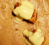äppelkaka i långpanna med mandelmassa och vaniljsås