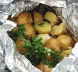 potatis i foliepaket på grill