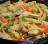 röd curry med kyckling och bambuskott