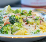 pasta med bacon och ostsås med broccoli