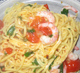 pasta med räkor och kräftstjärtar och vitlök