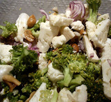 salat med blomkål og broccoli