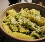 mat med grön pesto pasta