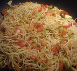 wok med nudler og grøntsager