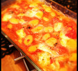 gnocchigratäng med tomat mozzarella och basilika