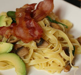 bacon och avokado pasta